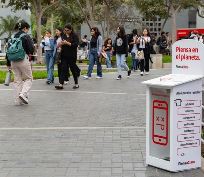 Un(a) docente dando su charla